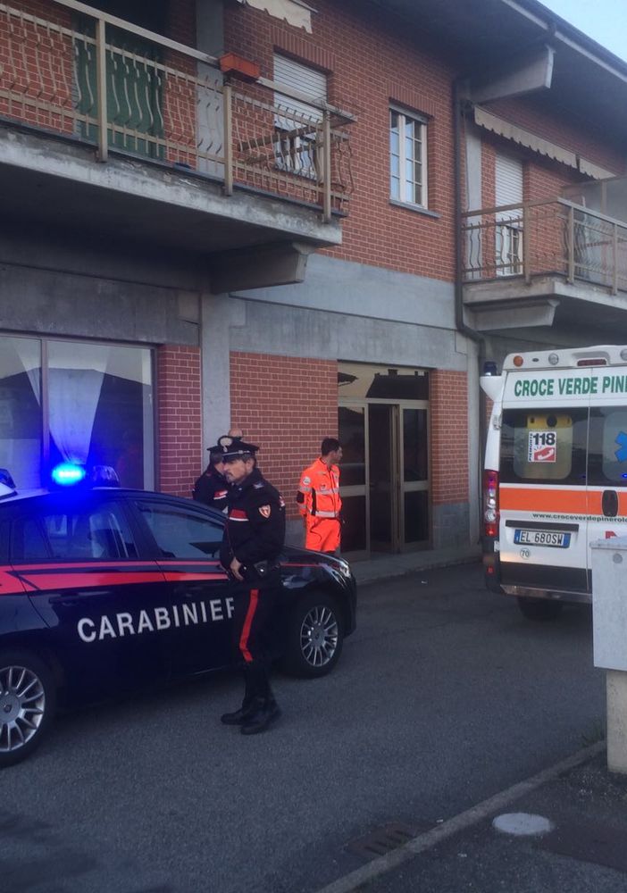 Pinerolo, uccide la moglie a coltellate e si consegna ai carabinieri (VIDEO)
