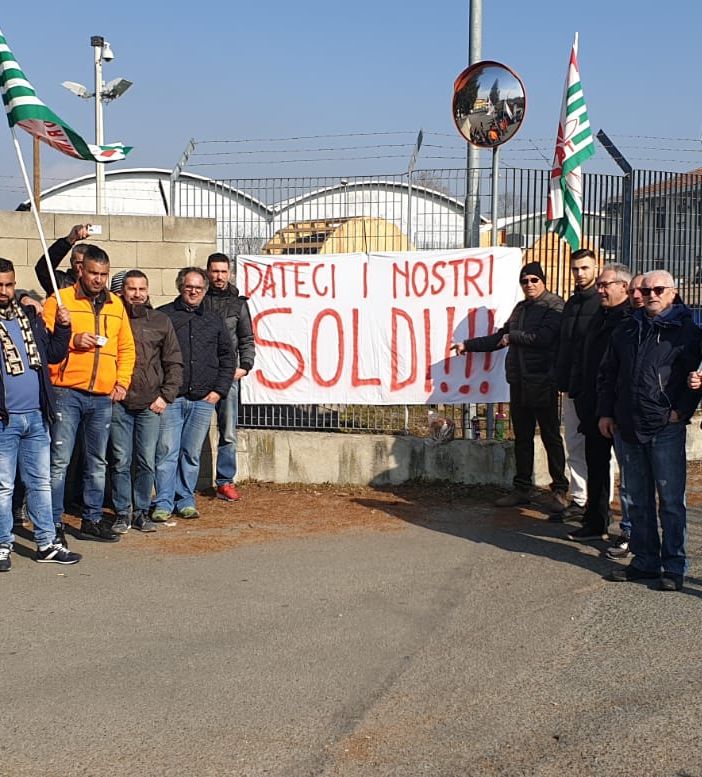 Pianezza, una mattinata di assemblea e presidio davanti alla sede di OneNet