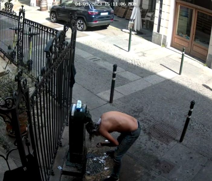 Degrado nel Quadrilatero, il dehors del locale diventa un wc a cielo aperto