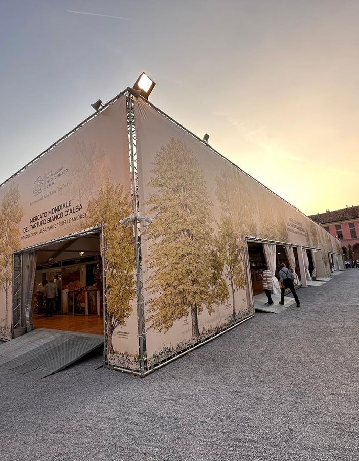 Peraria veste le strutture di piazza Maddalena ad Alba, per la Fiera del Tartufo