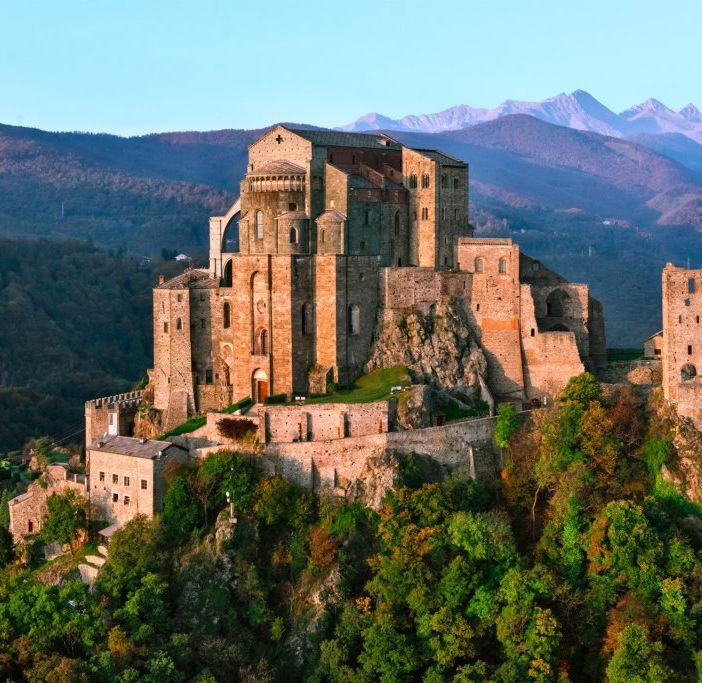 La bandiera del Piemonte illumina la Sacra di San Michele