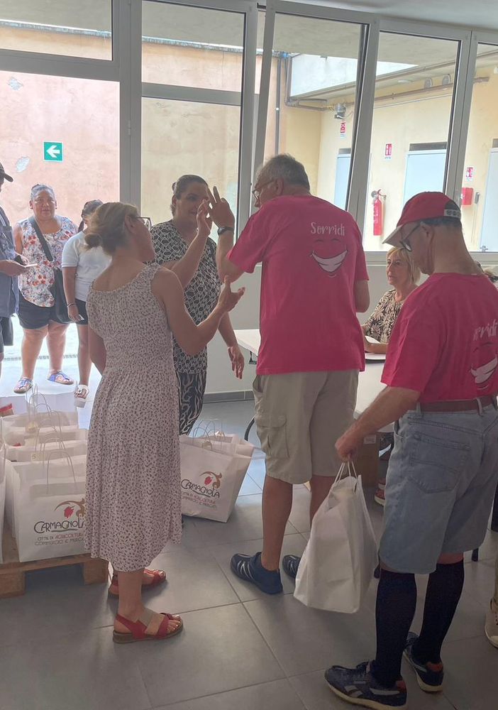 A Carmagnola pacchi alimentari distribuiti da diversamente abili a persone in difficoltà economica