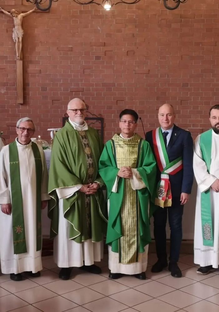 sacerdoti in chiesa