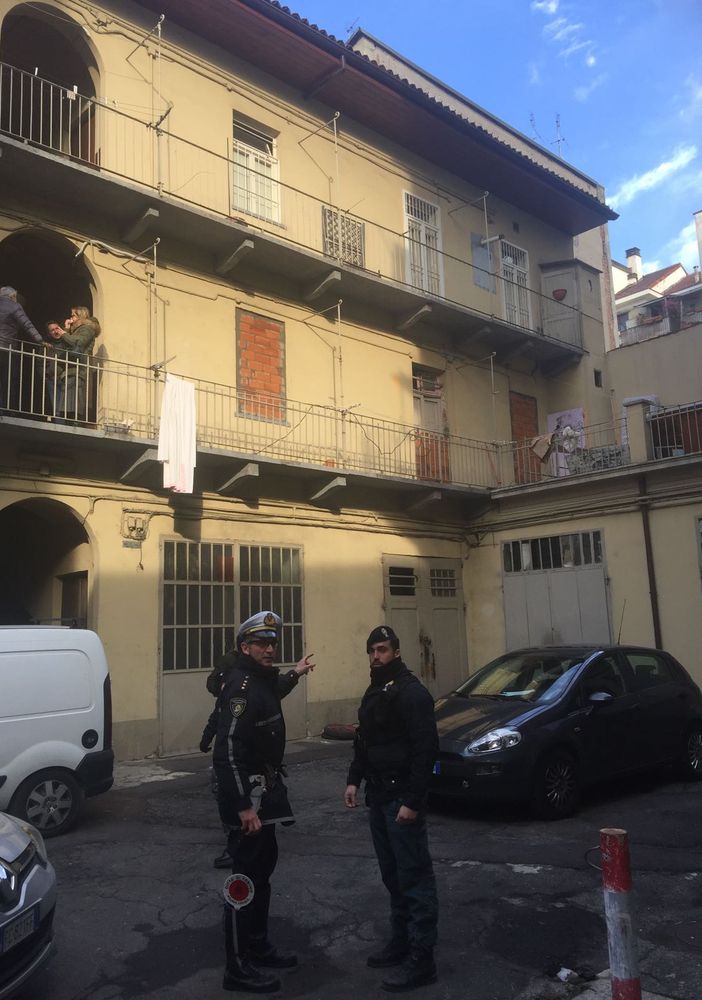 Polizia di Stato e Municipale sequestrano palazzina occupata abusivamente in piazza Madama Cristina