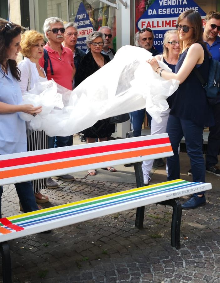 A Torino due panchine arcobaleno: &quot;Segno tangibile della lotta per i diritti&quot; (FOTO e VIDEO)