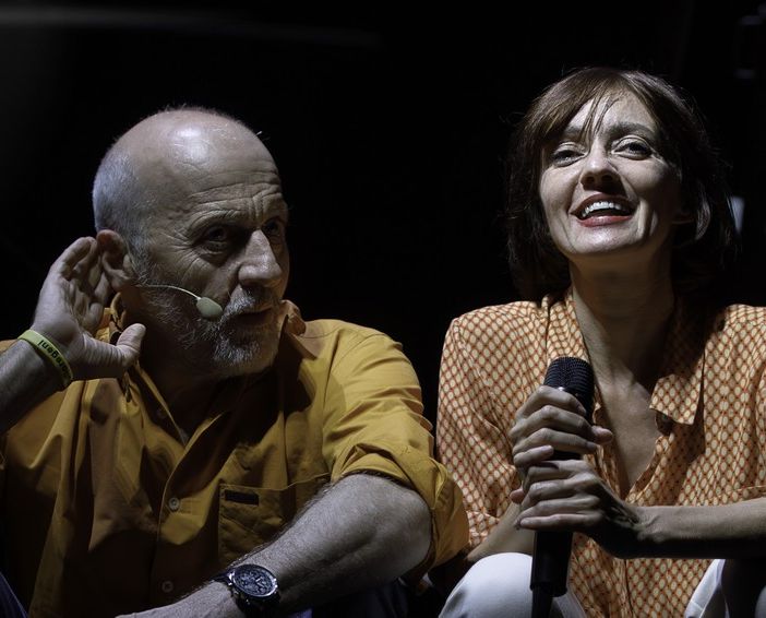 Paolini porta i &quot;boomers&quot; a teatro: &quot;La memoria? La lascio ai giovani. Il conflitto tra generazioni non esiste&quot;