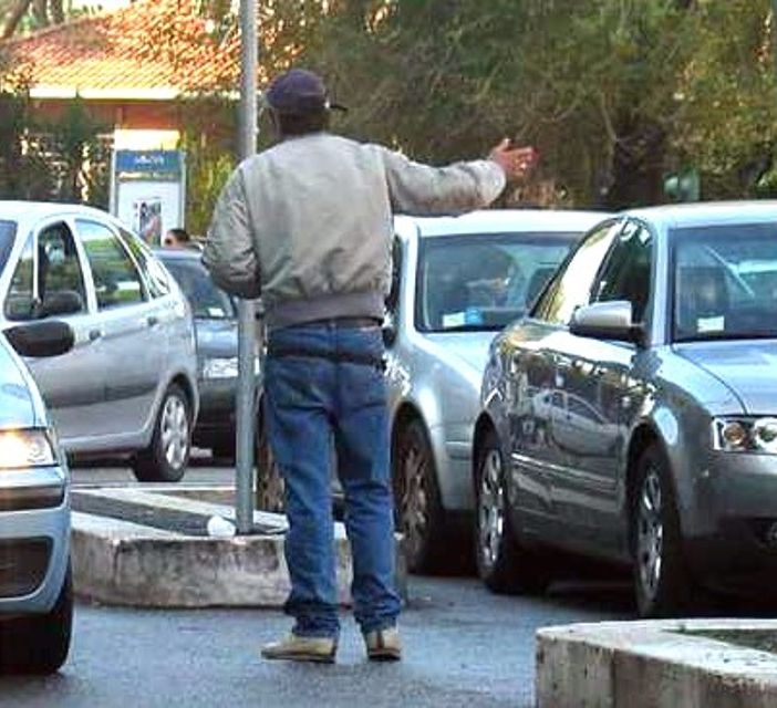 Parcheggiatori abusivi fuori dagli ospedali a Torino: interviene la polizia municipale