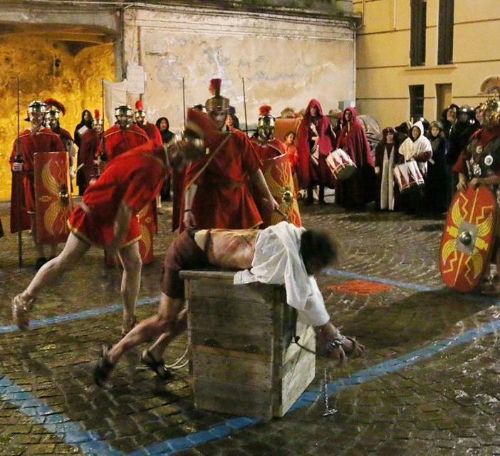 Un migliaio di persone hanno assistito alla Sacra Rappresentazione Medievale della Passione di Cristo  di Ivrea