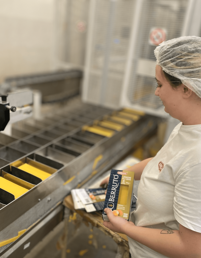 Donna che impacchetta prodotto di pasta