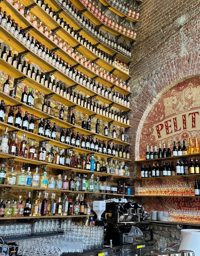Ai Murazzi apre Peliti's: le arcate rinascono nel nome del vermut