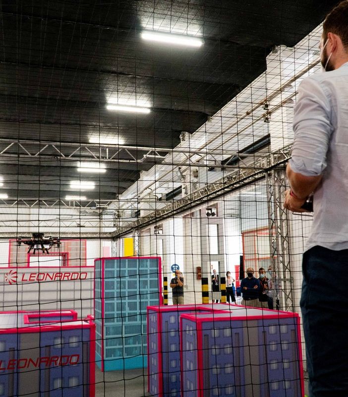 concorrente con drone negli spazi di Torino di Leonardo