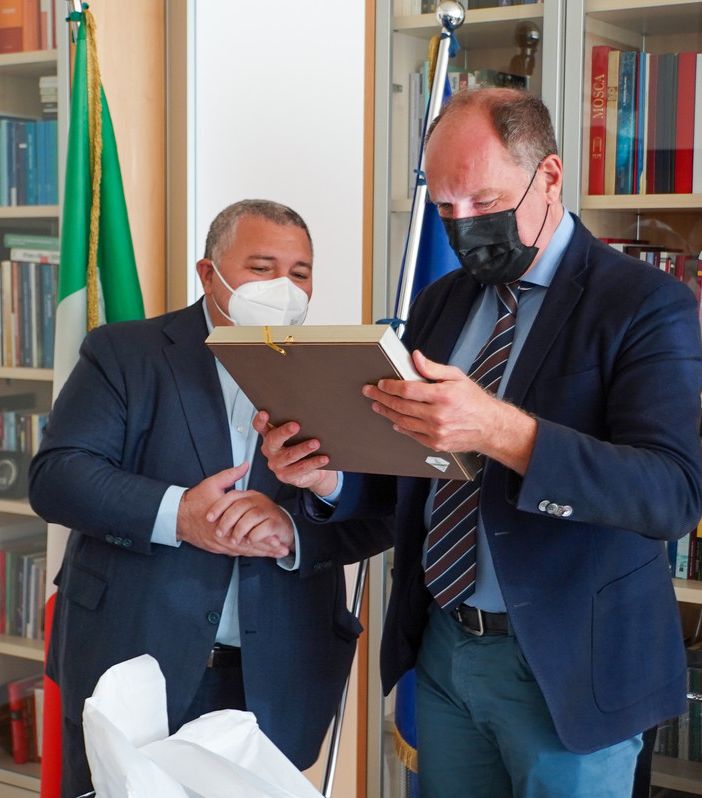 due persone che si stringono la mano