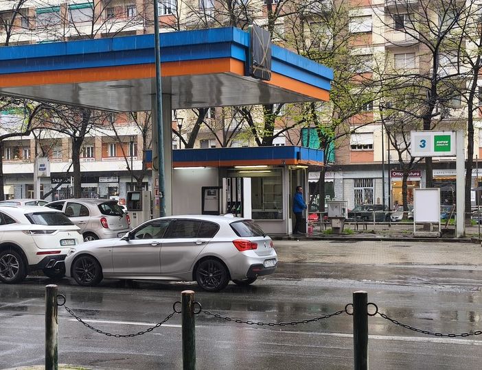 Mille firme non bastano, fumata &quot;nera&quot; per piazza Montanari: il distributore di benzina resta aperto