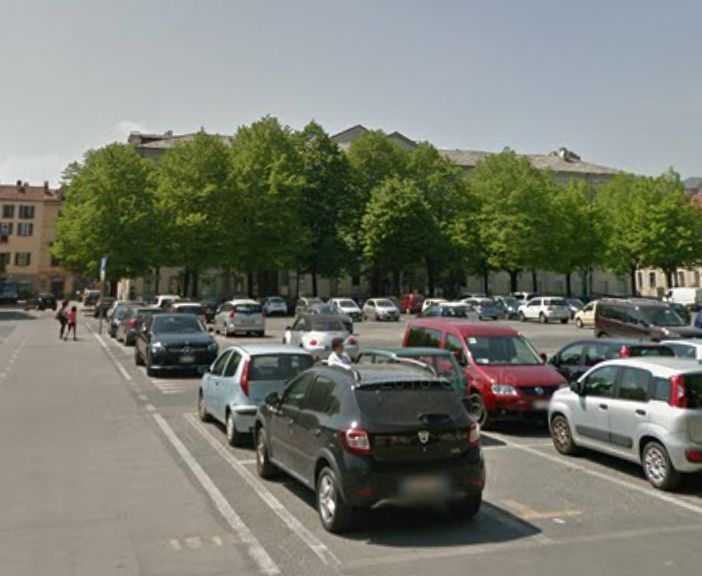 Valzer di colori a Pinerolo: piazza “Fontana” si fa tutta blu e III Alpini bianca