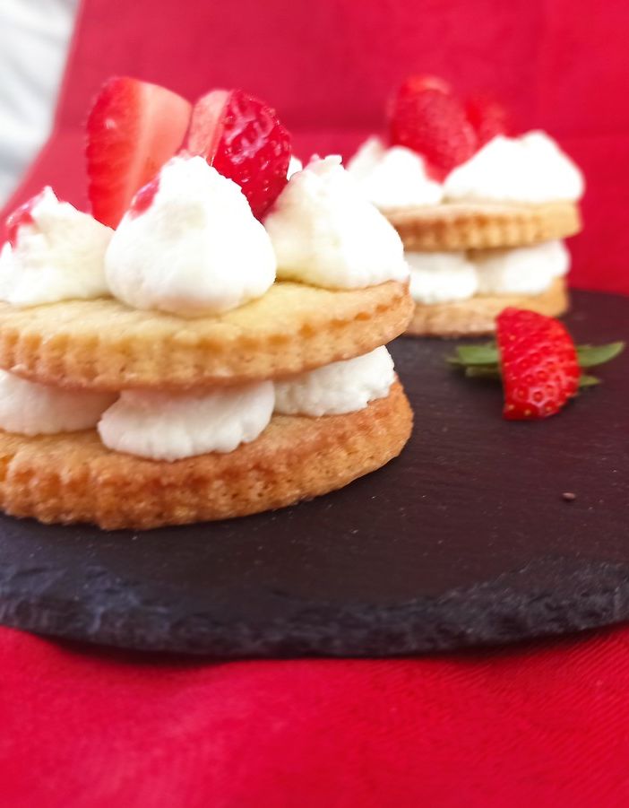LA RICETTA - Piccola millefoglie di frolla con crema al mascarpone e fragole
