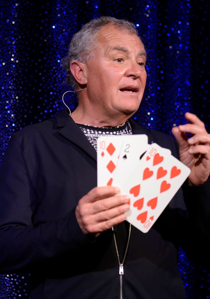 Magia d’Estate tra carte, trasformismo, monete e fiori magici nel tempio italiano dell’illusionismo