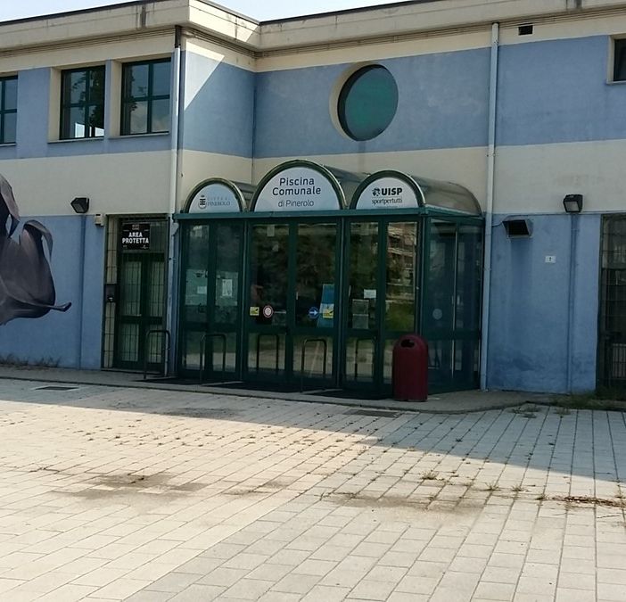 Il Comune di Pinerolo “arma” l’intonaco per riaprire la piscina