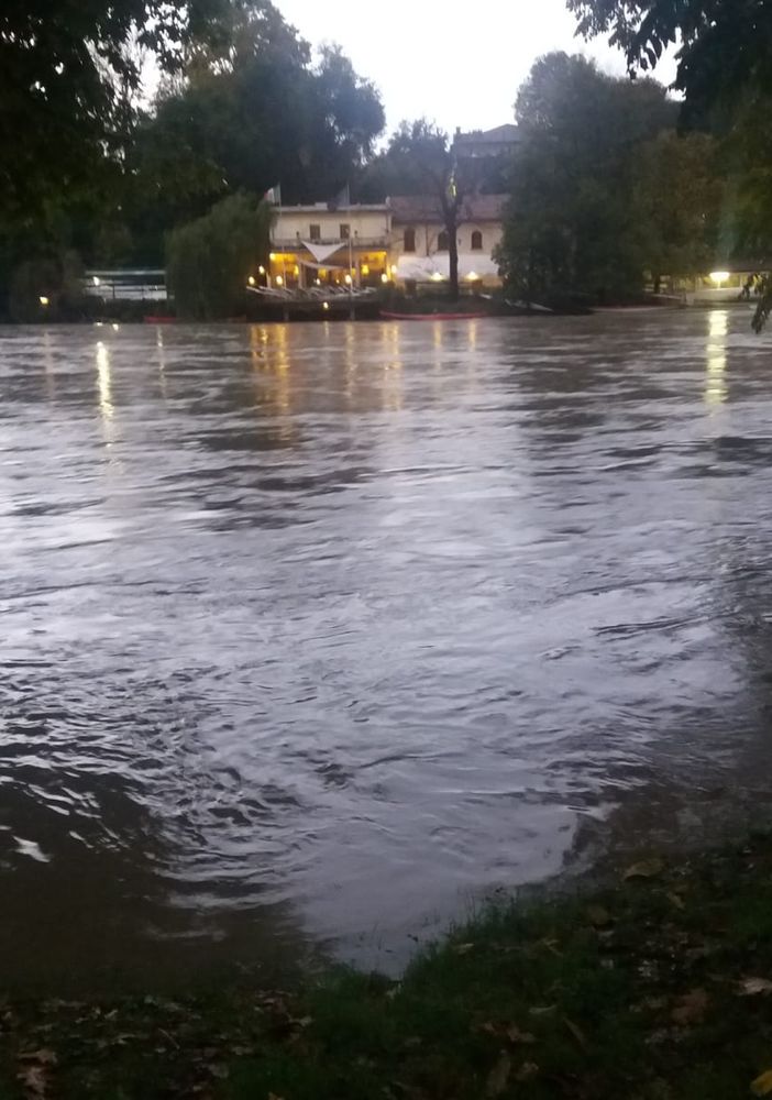 Maltempo, il Po esonda ai Murazzi. Due canoisti salvati dai vigili del fuoco in Val Chiusella. Colata di fango a Borgone di Susa