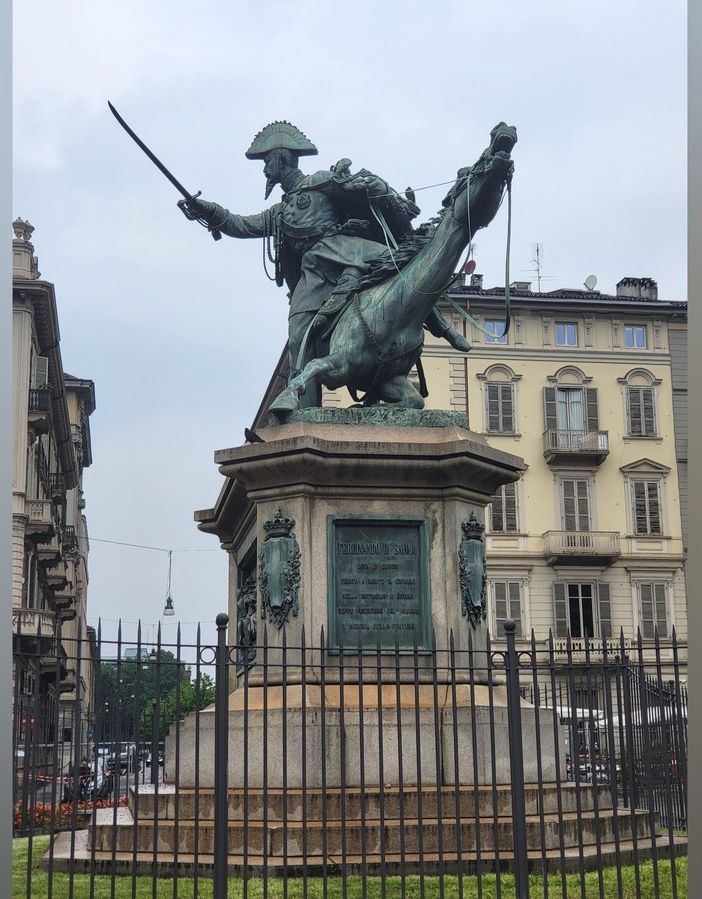 Quando il cavallo offusca il cavaliere: la statua omaggio a Ferdinando di Savoia in piazza Solferino