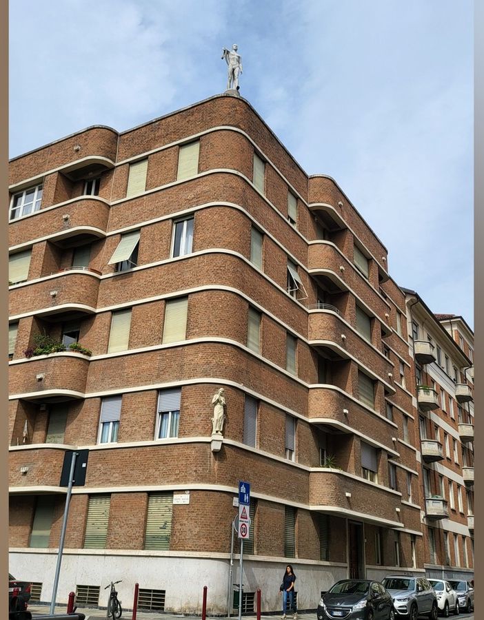 Quando un edificio manifesta la caduta di un'epoca storica: Casa Riva