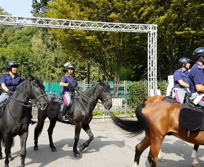 Polizia a cavallo e sulle moto d'acqua al Salone del Gusto di Torino