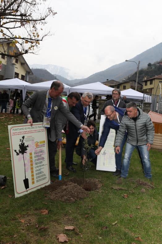 Uno dei momenti di &quot;Vivi Pomaretto a Novembre&quot;: la piantumazione della prima pianta del progetto Asprolfor “Pian...Ti...Amo”