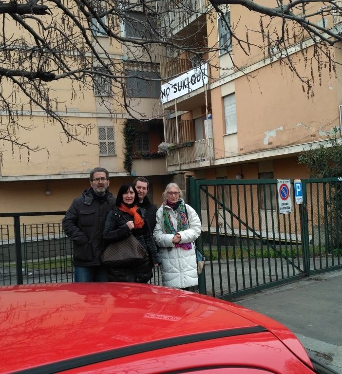 Lenzuola bianche contro il “suk” al Ponte Mosca di Torino