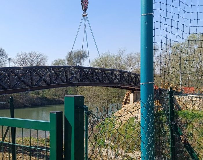 Il montaggio della passerella sul Rio Sappone