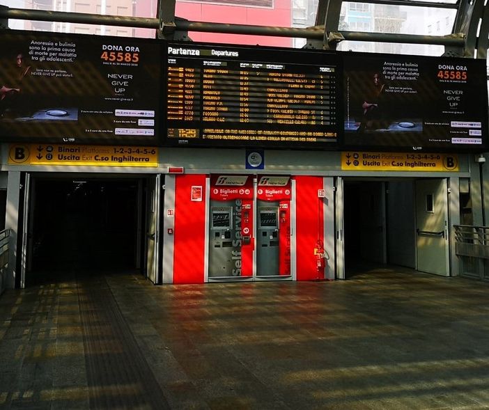Treni cancellati e nuovi orari, ma intanto a Torino le stazioni (presidiate da polizia e carabinieri) restano vuote [VIDEO]