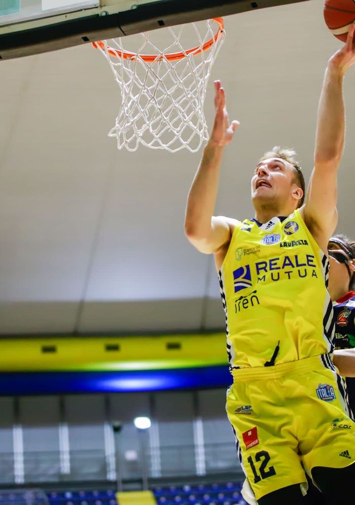 Giocatore di basket in azione