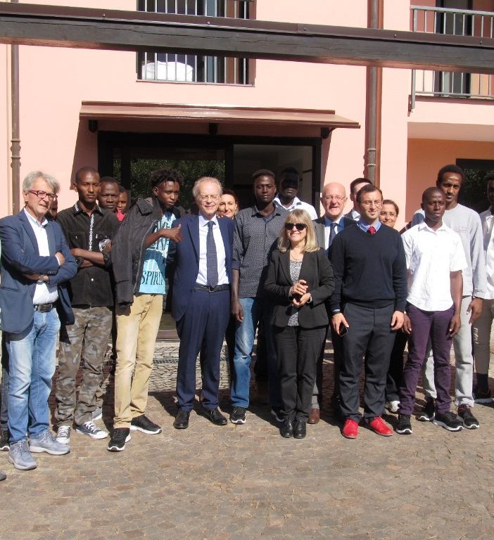 Il prefetto a Chivasso incontra i profughi nella villa confiscata