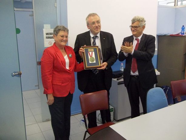 Il Presidente Avis Piemonte Giorgio Groppo premiato dall’MDA per aver il rapporto di amicizia tra le due associazioni e le istituzioni