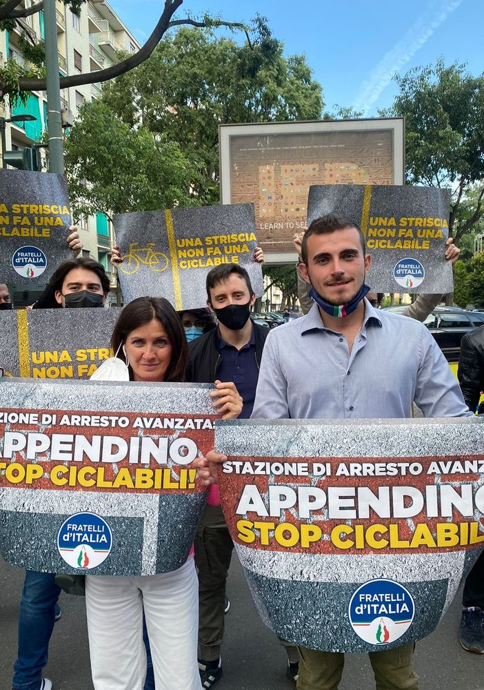 Via Gorizia, presidio di Fratelli d'Italia contro le nuove piste ciclabili