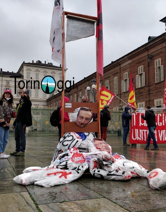 Manifestanti in piazza Castello