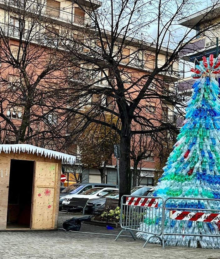 alberp di Natale fatto con bottiglie di plastica