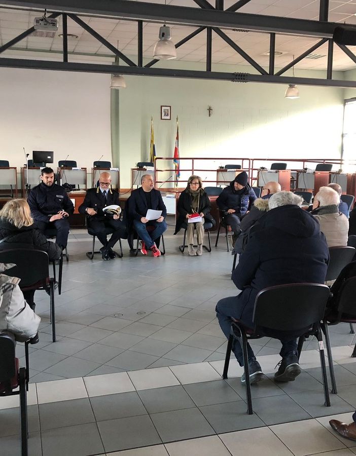 Anziani a colloquio per il nuovo corso contro le truffe