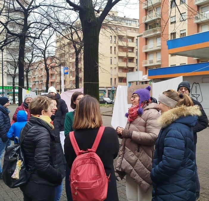 La protesta per la riapertura del distributore di benzina