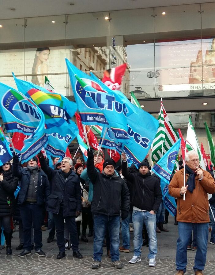 Sciopero degli addetti alla distribuzione commerciale: corteo davanti alla Rinascente