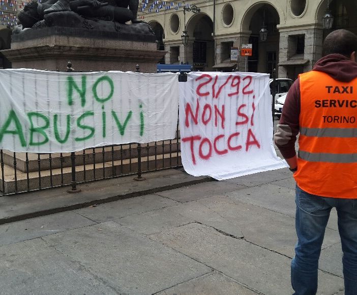 Taxisti in sit-in davanti a Palazzo Civico per protestare contro le multinazionali