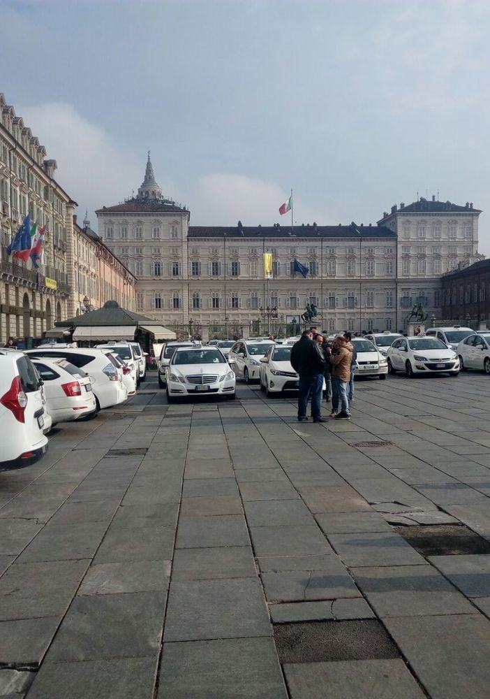 Protesta taxi parcheggiati in piazza Castello Protesta taxi parcheggiati in piazza Castello