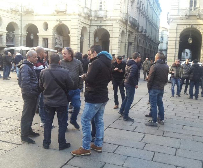 Emendamento &quot;pro-Uber&quot;, anche a Torino la protesta dei taxisti