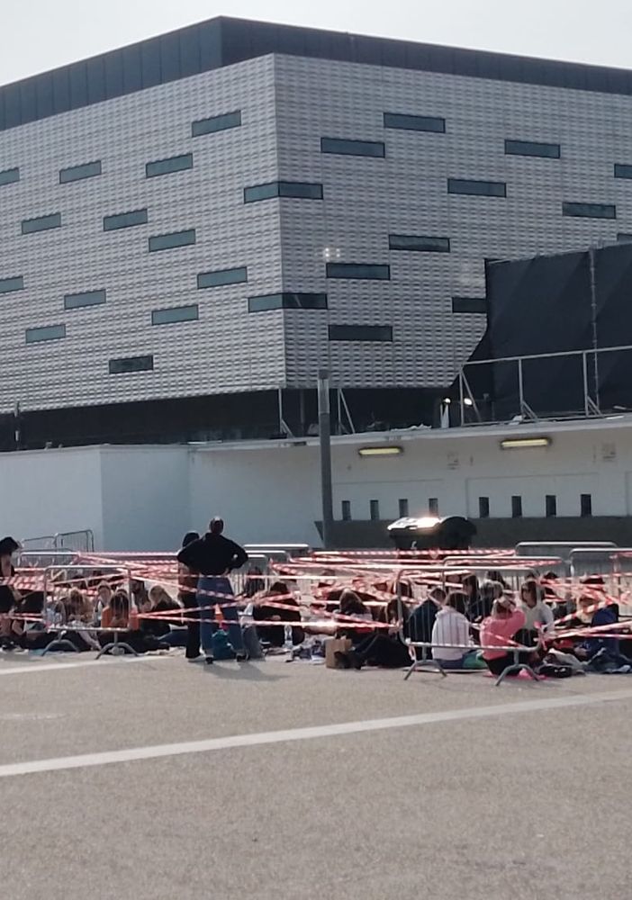 A Torino è già Mengoni-mania. Fans in coda dalle prime ore di questa mattina al Pala Alpitour