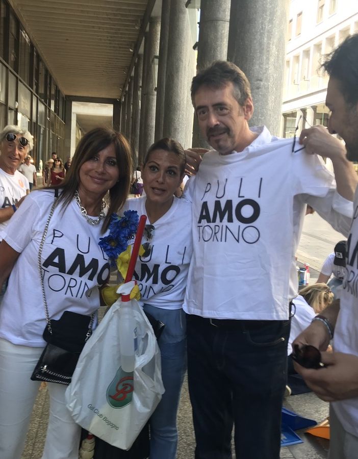I volontari puliscono il centro di Torino, Unia: “Iniziativa lodevole, li incontrerò” [VIDEO]