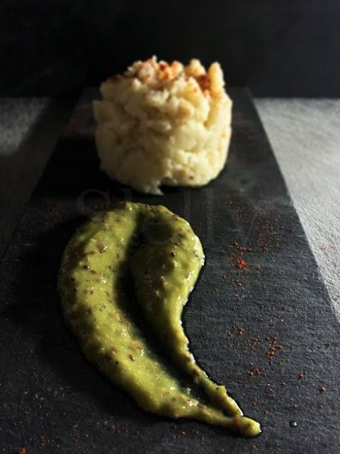 Purea croccante di cavolfiore e mandorle con crema di Nergi®, acciughe e capperi