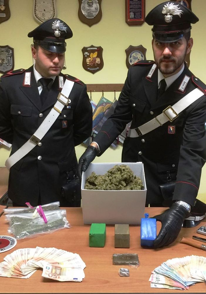L’odore acre dell’erba ‘tradisce’ il pusher pigro di Collegno. Spacciava in casa e su appuntamento