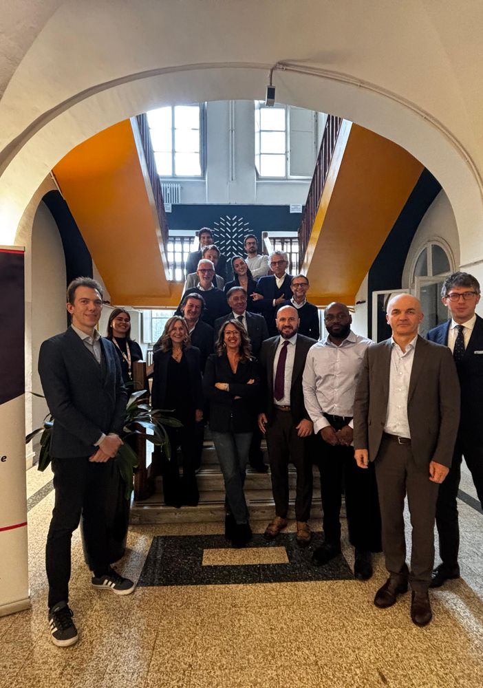 foto di gruppo di persone in piedi