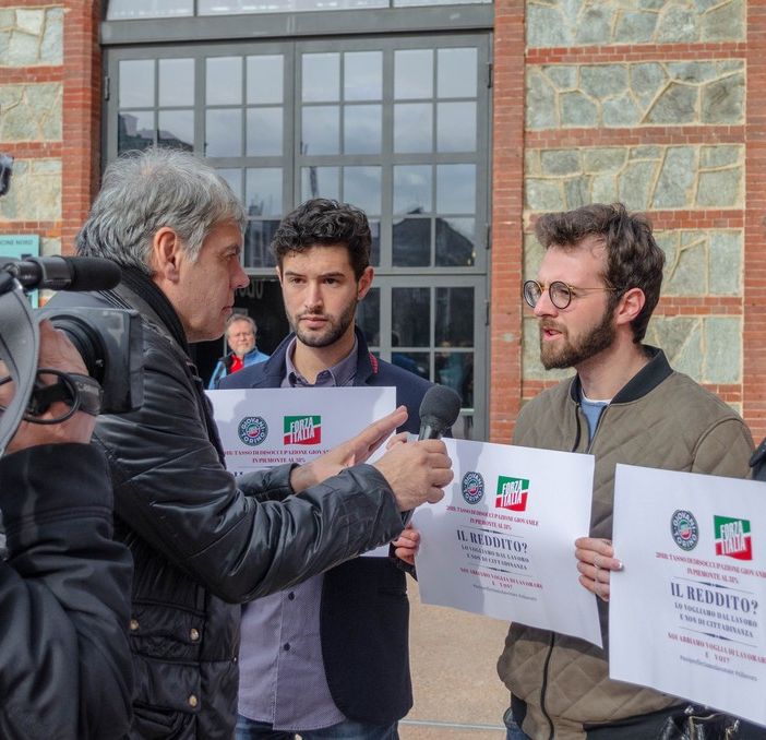 Di Maio a Torino, i giovani di Forza Italia lo accolgono con un manifesto contro il reddito di cittadinanza
