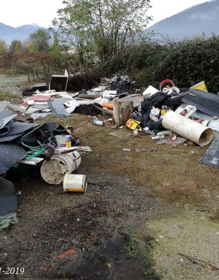 Piossasco, identificati i responsabili dell'abbandono di rifiuti lungo la strada provinciale