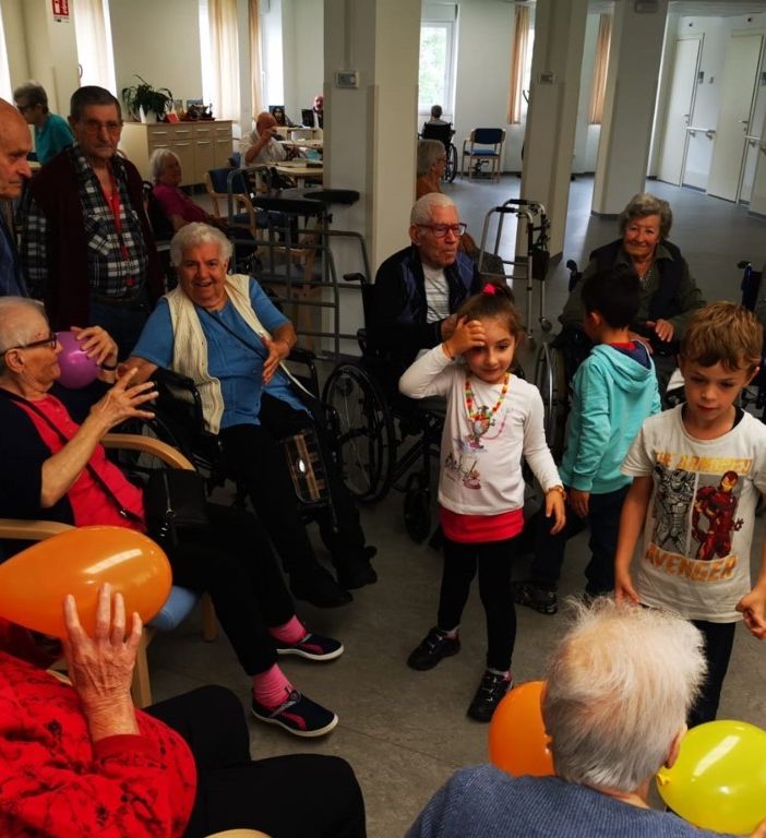 San Mauro Torinese, giochi e scambio di favole tra i nonni e i bimbi dell'asilo