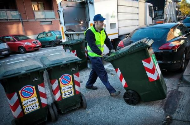Novanta spazzini in strada per ripulire Torino: task force di Amiat ad Aurora e Barriera